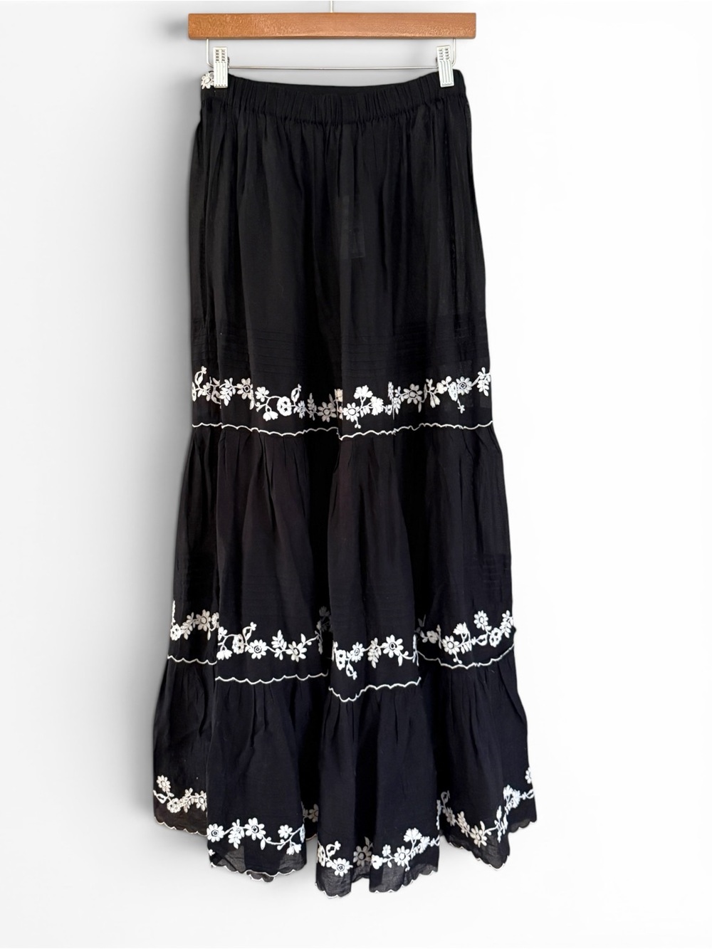FARM Rio black tiered embroidered ruffle maxi skirt small NWT - Picture 3 of 9